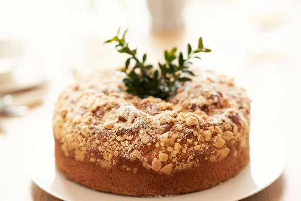 Easter cake and eggs on table — Stock Photo, Image