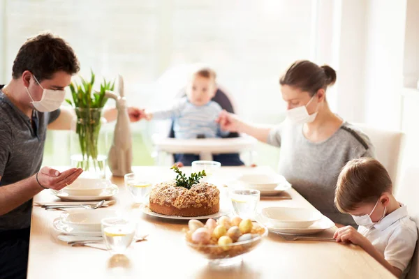 Familia en cuarentena domiciliaria sobre mesa de Pascua — Foto de Stock
