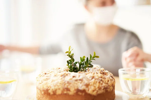 Familie thuis quarantaine tijdens Pasen — Stockfoto