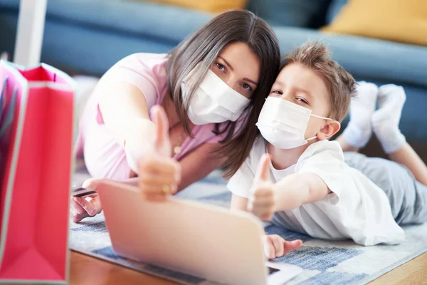 Mor och barn handlar online under coronavirus pandemi — Stockfoto
