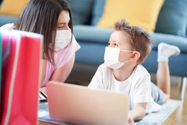Matka a dítě nakupování on-line během pandemie coronavirus — Stock fotografie