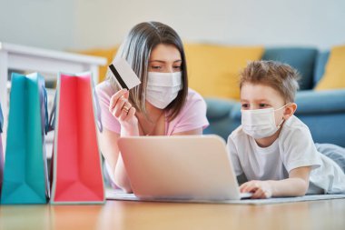 Anne ve çocuk koronavirüs salgını sırasında online alışveriş yapıyorlar.