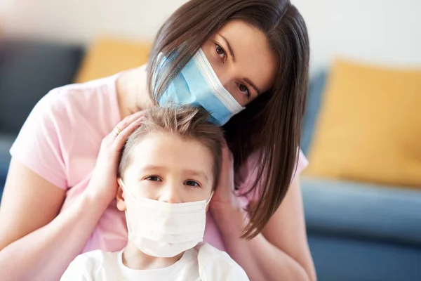 Mãe e criança vestindo máscaras protetoras durante a pandemia de coronavírus — Fotografia de Stock