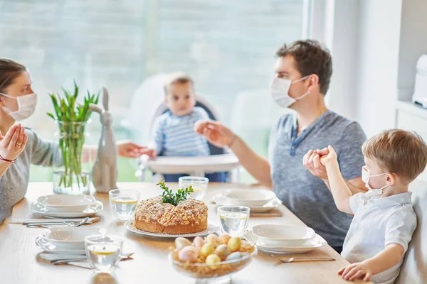 Familia en cuarentena domiciliaria sobre mesa de Pascua — Foto de Stock