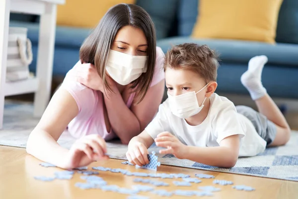 Matka a dítě si spolu hrají na domácí izolacikoronavirová pandemie — Stock fotografie