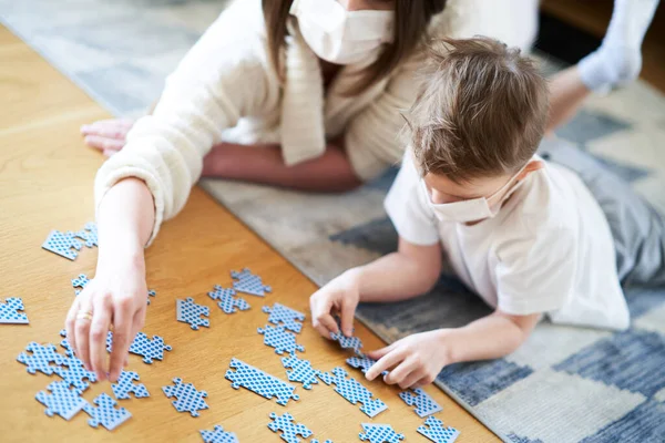 Anya és a gyermek együtt játszanak otthon elszigeteltségben a koronavírus világjárvány idején — Stock Fotó
