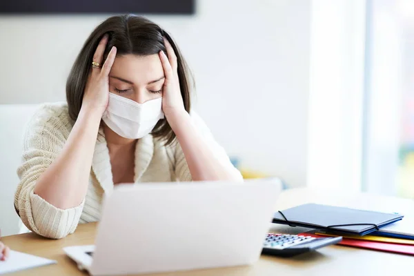 Mère épuisée essayant de travailler à la maison pendant la pandémie de coronavirus — Photo