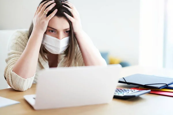 Exhausted mother trying to work at home during coronavirus pandemic — Stock Photo, Image
