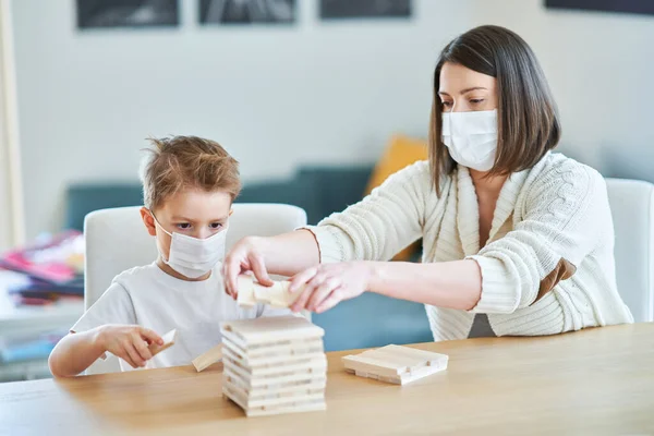 Madre e hijo jugando juntos en el aislamiento del hogar durante la pandemia de coronavirus —  Fotos de Stock