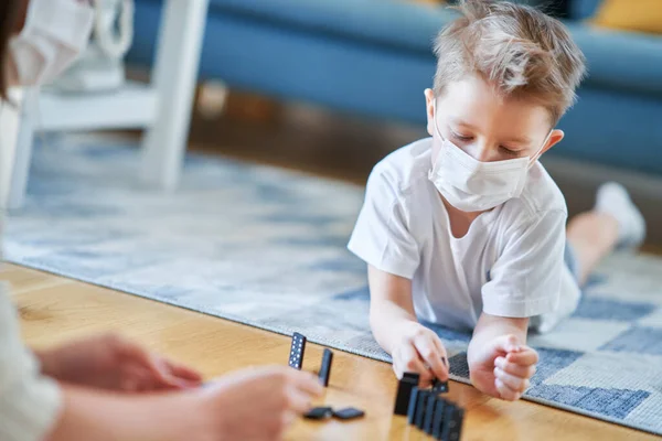 Mãe e criança brincando juntas no isolamento doméstico durante pandemia de coronavírus — Fotografia de Stock