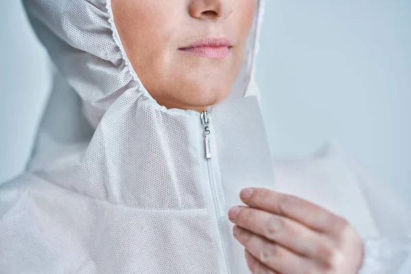 Mulher de traje de risco biológico em fundo branco . — Fotografia de Stock