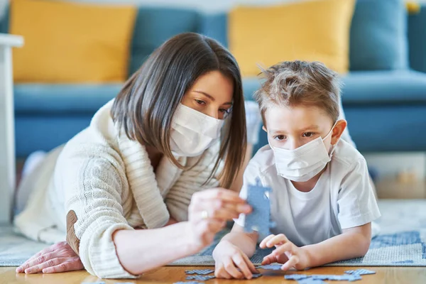 Mutter und Kind spielen zusammen zu Hause Isolation während Coronavirus-Pandemie — Stockfoto