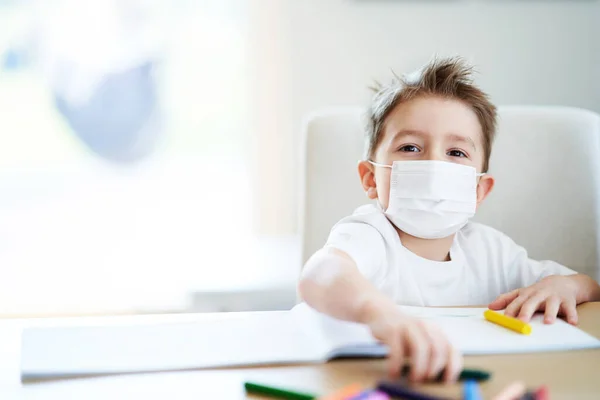 Malý chlapec doma v karanténě během pandemie koronaviru — Stock fotografie