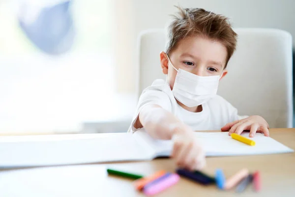 Liten pojke i karantän hemma under coronavirus pandemi — Stockfoto