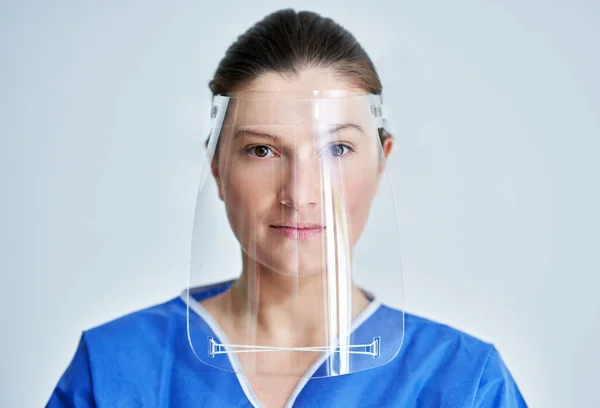 Close up retrato de médico feminino ou enfermeira vestindo protetor facial — Fotografia de Stock