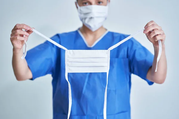 Закрыть портрет женщины-врача или медсестры в защитной маске — стоковое фото