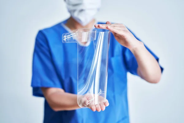 Retrato de médico feminino usando máscara protetora e protetor facial — Fotografia de Stock