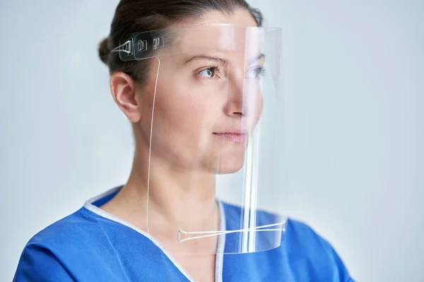 Portrait rapproché d'une femme médecin ou infirmière portant un écran facial — Photo