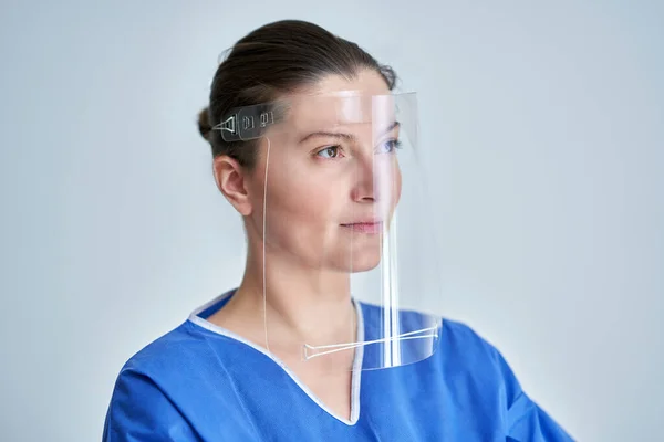 Close up retrato de médico feminino ou enfermeira vestindo protetor facial — Fotografia de Stock