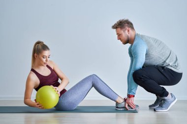 Kişisel fitness eğitmeni olan bir kadın.