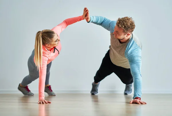 Vrouw met haar personal fitness trainer — Stockfoto