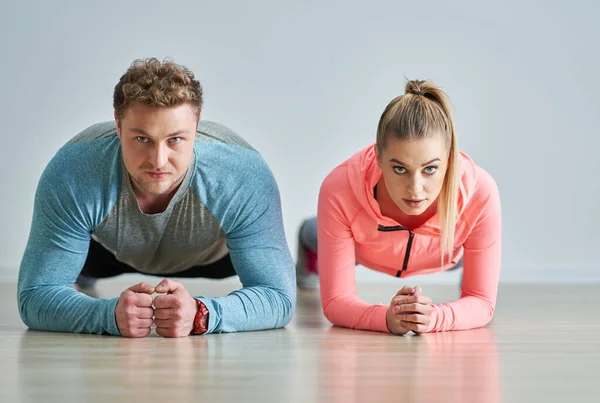 Mulher com seu personal fitness trainer — Fotografia de Stock