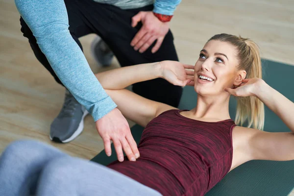 Femme avec son entraîneur de fitness personnel — Photo