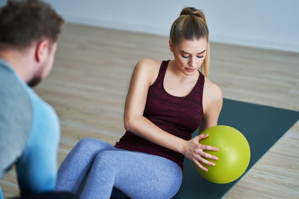 Femme avec son entraîneur de fitness personnel — Photo