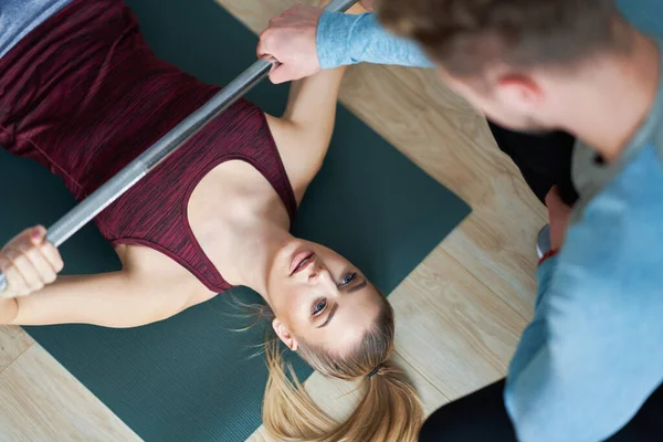 Femme avec son entraîneur de fitness personnel — Photo