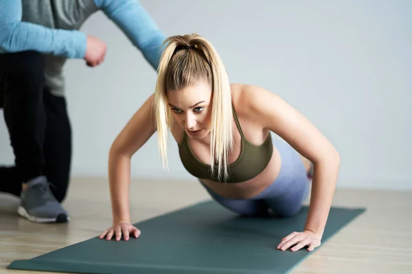 Vrouw met haar personal fitness trainer — Stockfoto