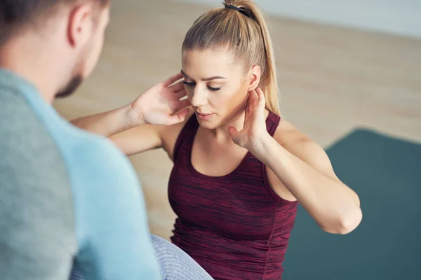 Femme avec son entraîneur de fitness personnel — Photo