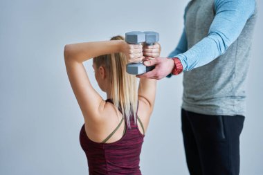 Kişisel fitness eğitmeni olan bir kadın.