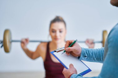 Kişisel fitness eğitmeni olan bir kadın.