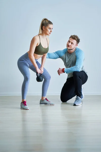 Žena se svým osobním fitness trenérem — Stock fotografie