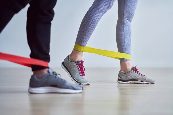 Frau mit ihrem persönlichen Fitnesstrainer — Stockfoto