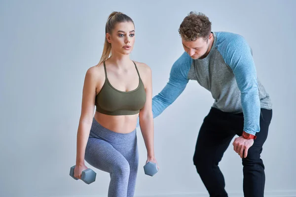 Mujer con su entrenador personal de fitness — Foto de Stock