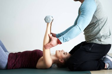 Kişisel fitness eğitmeni olan bir kadın.