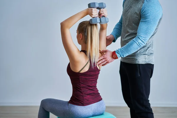 Mulher com seu personal fitness trainer — Fotografia de Stock