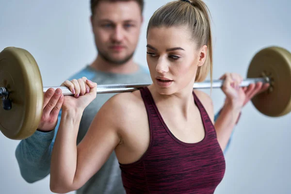 Mujer con su entrenador personal de fitness —  Fotos de Stock