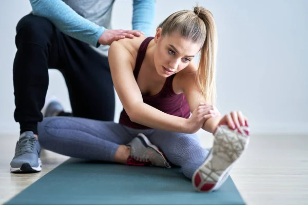 Donna con il suo personal trainer fitness — Foto Stock