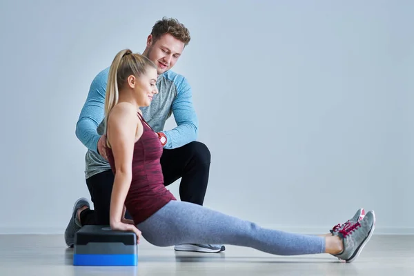 Donna con il suo personal trainer fitness — Foto Stock