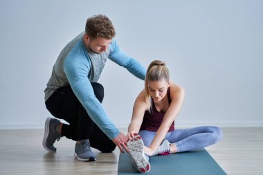 Kişisel fitness eğitmeni olan bir kadın.