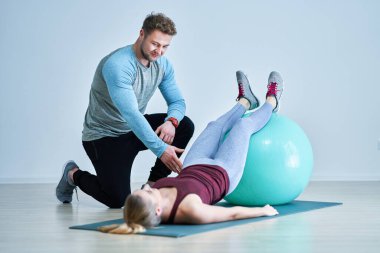 Kişisel fitness eğitmeni olan bir kadın.