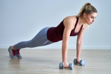 Omuzlarında yalnız çalışan bir kadın.