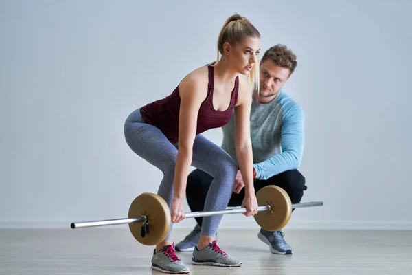 Frau mit ihrem persönlichen Fitnesstrainer — Stockfoto