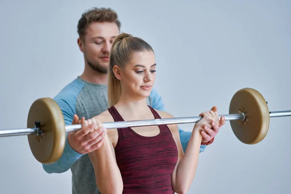 Mulher com seu personal fitness trainer — Fotografia de Stock