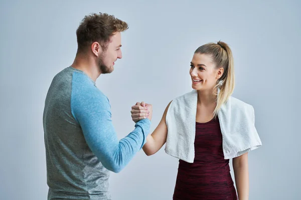 Žena se svým osobním fitness trenérem — Stock fotografie