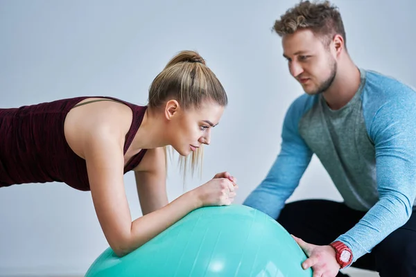 Vrouw met haar personal fitness trainer — Stockfoto