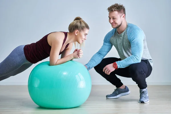 Donna con il suo personal trainer fitness — Foto Stock