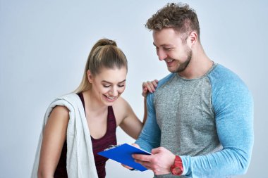 Kişisel fitness eğitmeni olan bir kadın.